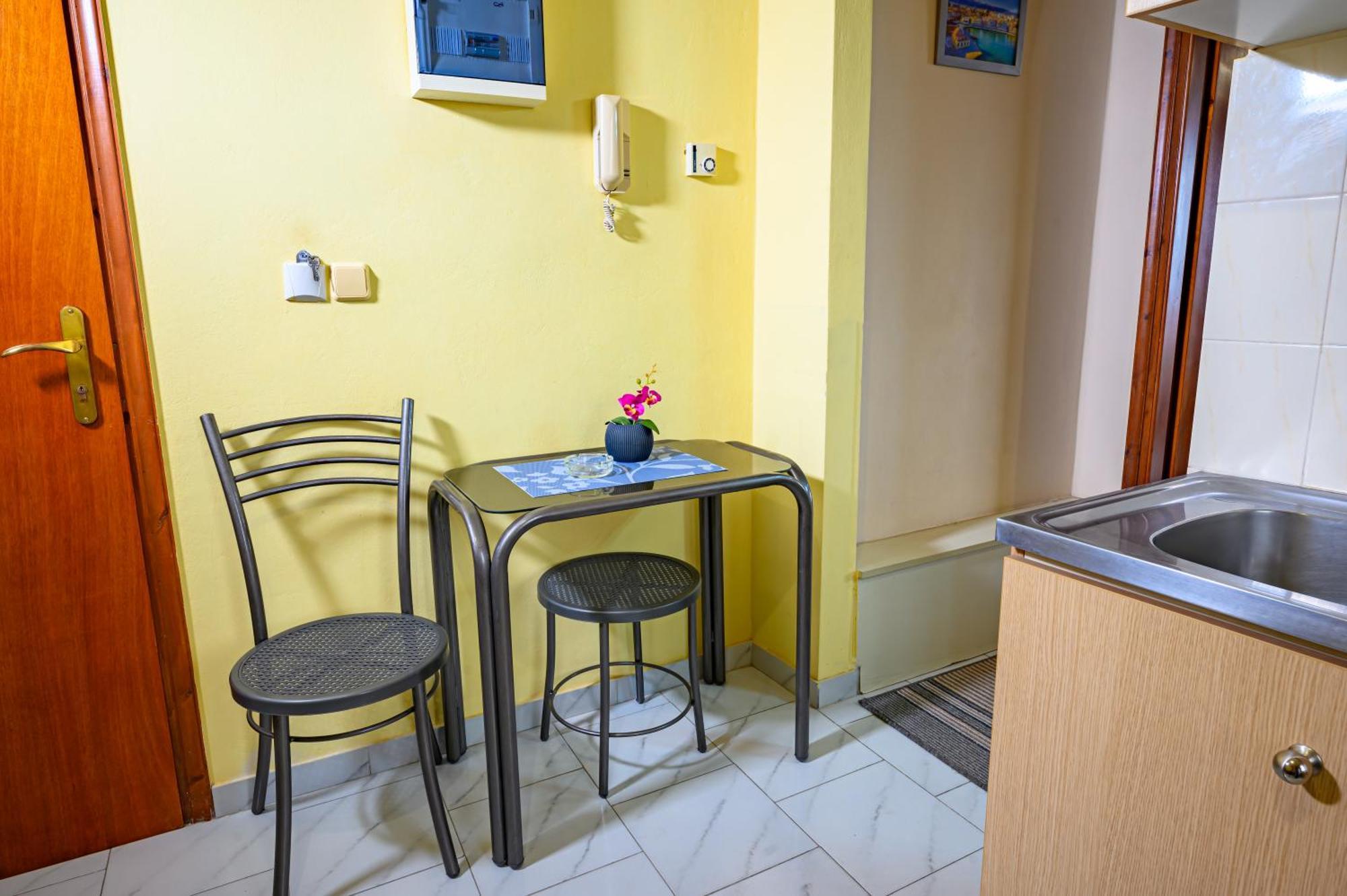 Iliahtida Apartments Roviés Eksteriør bilde